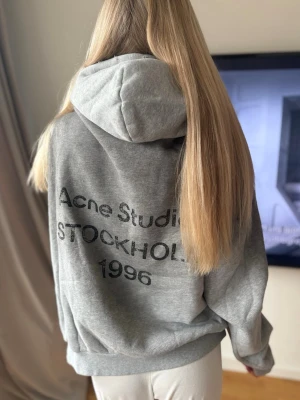 Grå hoddie  - Helt ny med prislapp, stolek S men sitter oversized, jag är 166