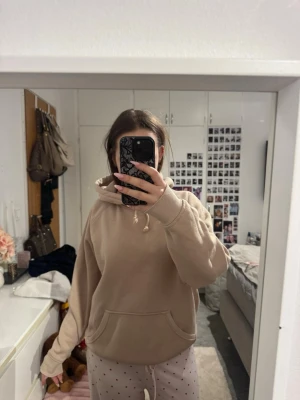 Bik bok hoodie - Super skön hoodie från bikbok i storlek M. Den är i en super fin beige färg perfekt för sommarkvällar. Hoodien är i det tunnare materialet!💕