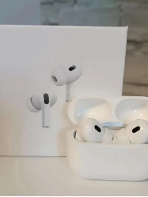 Apple AirPods Pro trådlösa hörlurar - Säljer ett par vita Apple AirPods Pro med laddningsetui. De har en stilren och kompakt design med silikonproppar för bra passform. Perfekta för musik, samtal och träning. Levereras med originalförpackning.