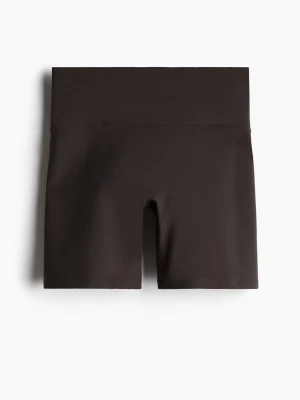 Bruna träningsshorts - Säljer ett par bruna träningsshorts från h&m softmove. De är tighta och tillverkade i ett stretchigt material som passar perfekt för träning eller en aktiv vardag. Shortsen har en enkel och stilren design utan synliga detaljer.