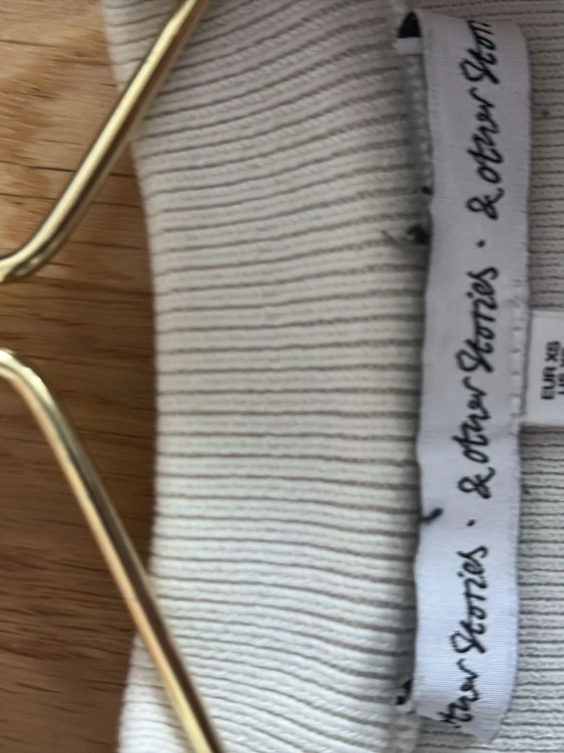 Vit tröja med svarta detaljer  - 2