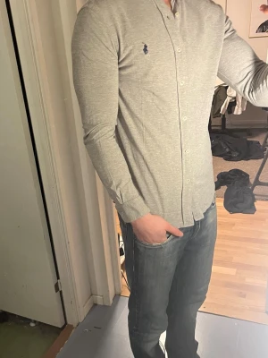 Ralph Lauren Skjorta - Tja säljer nu en Ralph Lauren Skjorta i storlek S o färgen grå. Skjortan är i ett fint skick utan några tydliga defekter. Nypris runt 1300 mitt pris 299. Hör av dig vid frågor eller funderingar