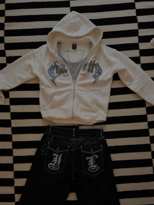 Vit Zip Up - Vit Zip Up från Black Squad. Bra skick.