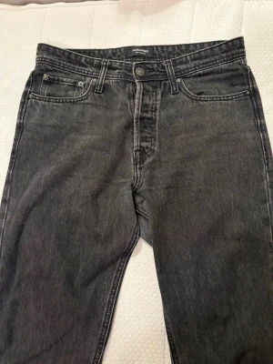 Jack & Jones Jeans 30x30 (black denim) - Jack & Jones Jeans (black denim)  Jeans från Jack & Jones i storlek 30/30, Relaxed Fit (avslappnad passform). I otroligt fint skick, inga hål eller annat.   Ord.pris butik 599kr/st, kvitto finns.   Artikelnummer: 12168656 Modell: JJICHRIS JJORIGINAL SBD 981 noos Jeans med avslappnad passform
