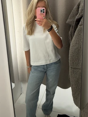 Weekday Arrow ljusblå raka jeans - Säljer dessa jättefina jeansen från weekday o modellen Arrow Low Waist  och i färgen Aeon Blue. De är endast använda ett fåtal gånger och i mycketbra skick! Hör av dig vid frågor eller för fler bilder😊🩷