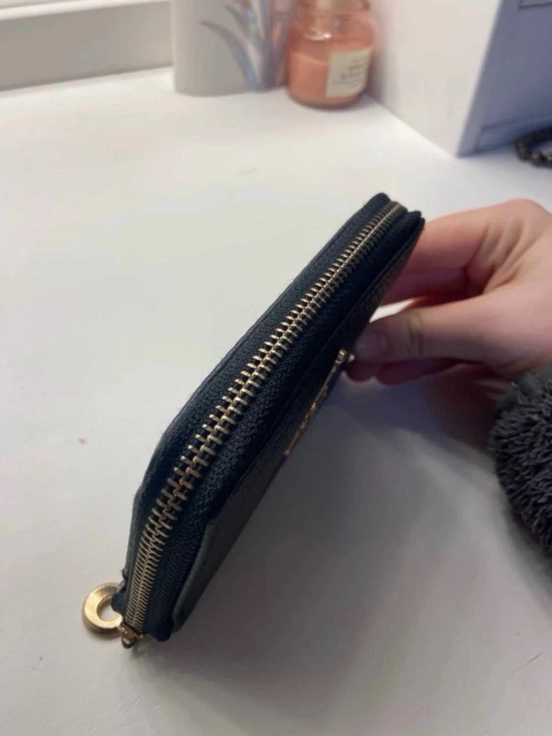 Svart plånbok med guldiga detaljer  - 1