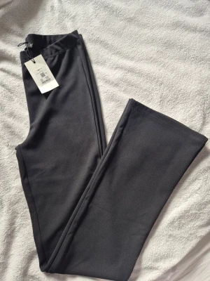 Flared byxa från Bik Bok - Jättesnygga oanvända flared byxor från Bik Bok i storlek S. Nypris 359kr.