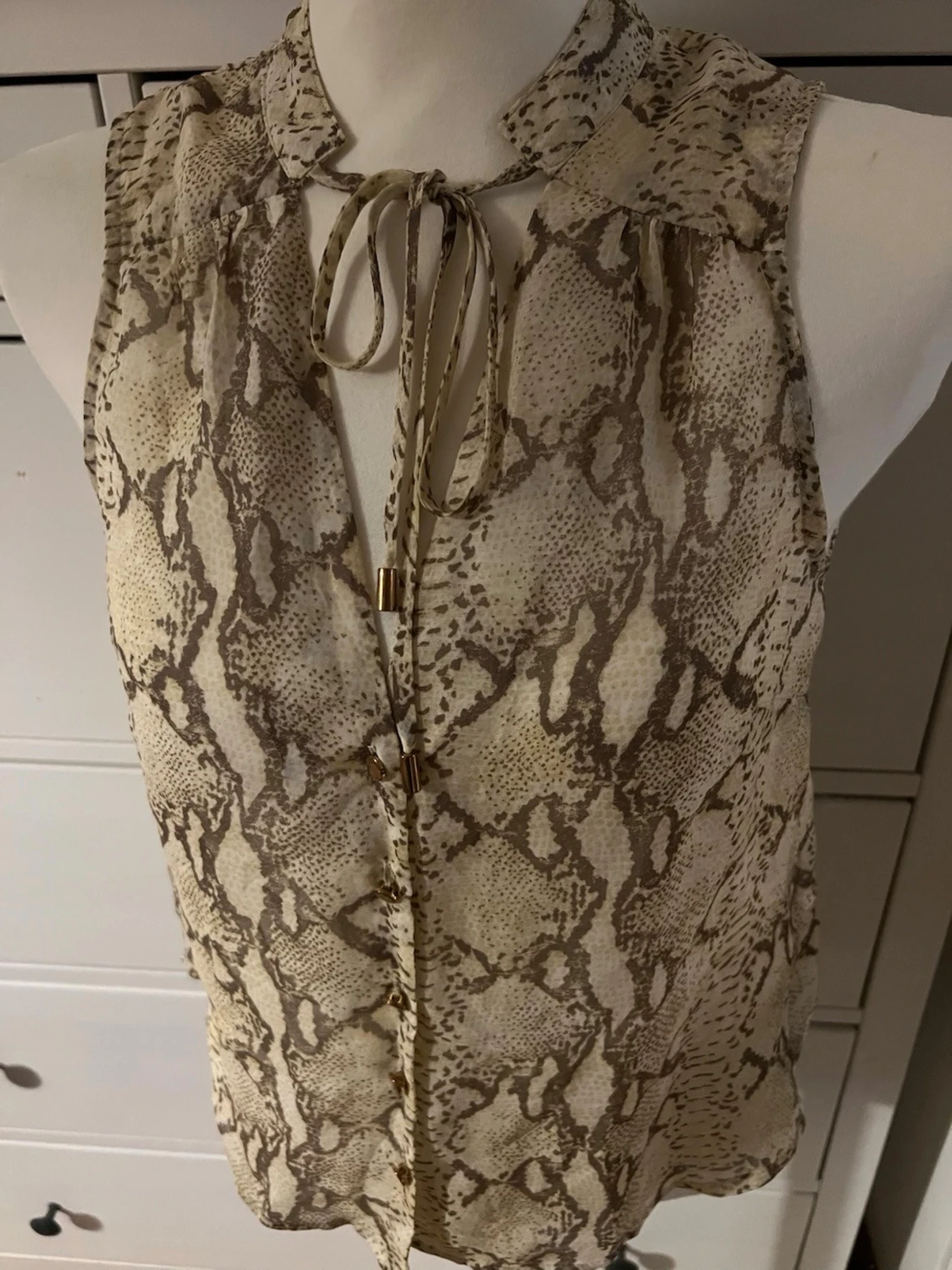 Beige ärmlös blus med ormmönster