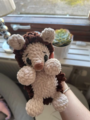 Virkad igelkott  - Söt virkad igelkott i beige och mörkbrunt. Ca 20 cm hög. Den har säkerhetsögon som inte är lämpliga för barn under 3 år💗