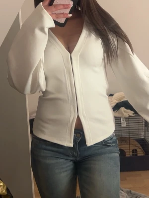 Vit blus  - Precis som ny aldrig använts , pris lappen sitter kvar💕säljer för nypris men pris kan diskuteras 