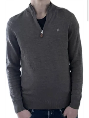 Morris halfzip - Nyskick Passar lika bra till fest som till skola 100% merinoull Storlek M, normalstor i storlek Priset är inte hugget i sten Endast 449kr för följare