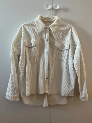 Jacka - Vit/beige manchesterjacka från Zara. Har mörka defekter i kragen på insidan. 