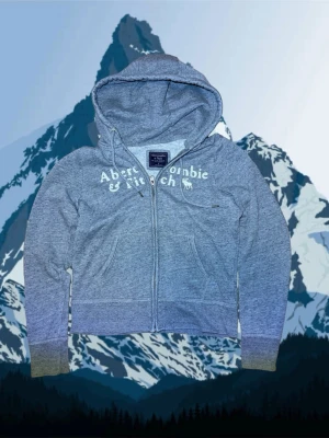 Abercrombie & fitch hoodie xs - Säljer en Abercrombie & fitch hoodie som passar xs. Tröjan är i väldigt bra skick 9/10 och har inga defekter. Bara att skriva vid frågor!