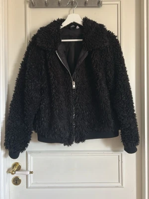 Svart teddyjacka - Skit snygg teddyjacka perfekt nu till våren!!!