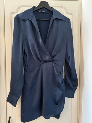 Klänning Zara - Supersnygg klänning från Zara! Endast använd en gång🎀