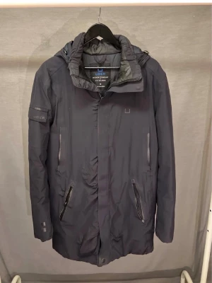 Ubr parkjacka M - Säljer nu denna sjukt snygga ubr parkjacka! Size M. Modellen är 180. Riktigt varm och skön jacka i högsta kvalite! Hör av dig vid minsta fundering 🤩