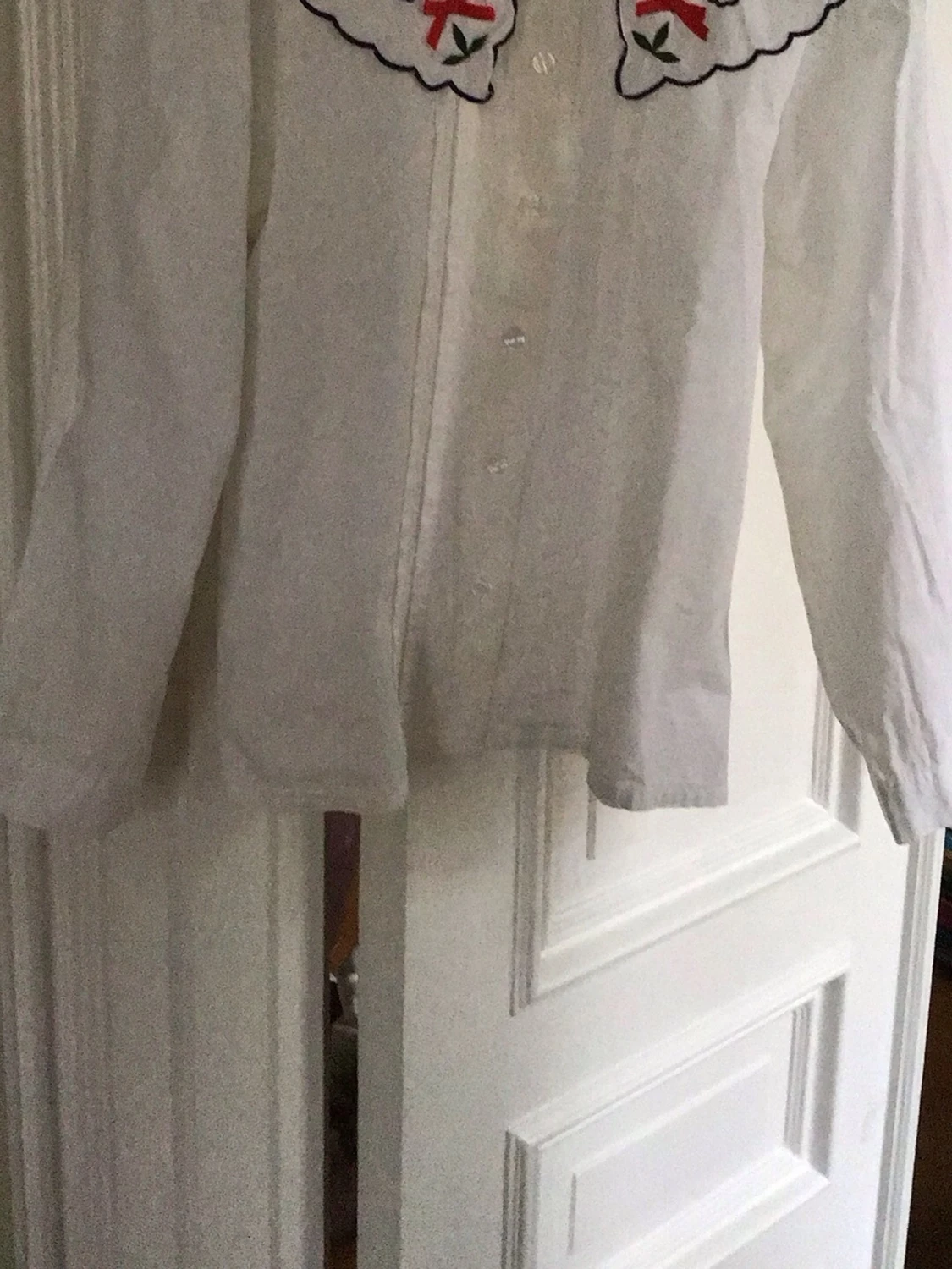 Vit skjorta med broderad krage