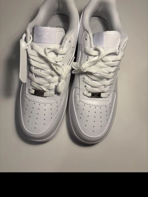 Nike Air Force 1  - Klassiska Nike Air Force 1, nyskick för 600 kr🥰