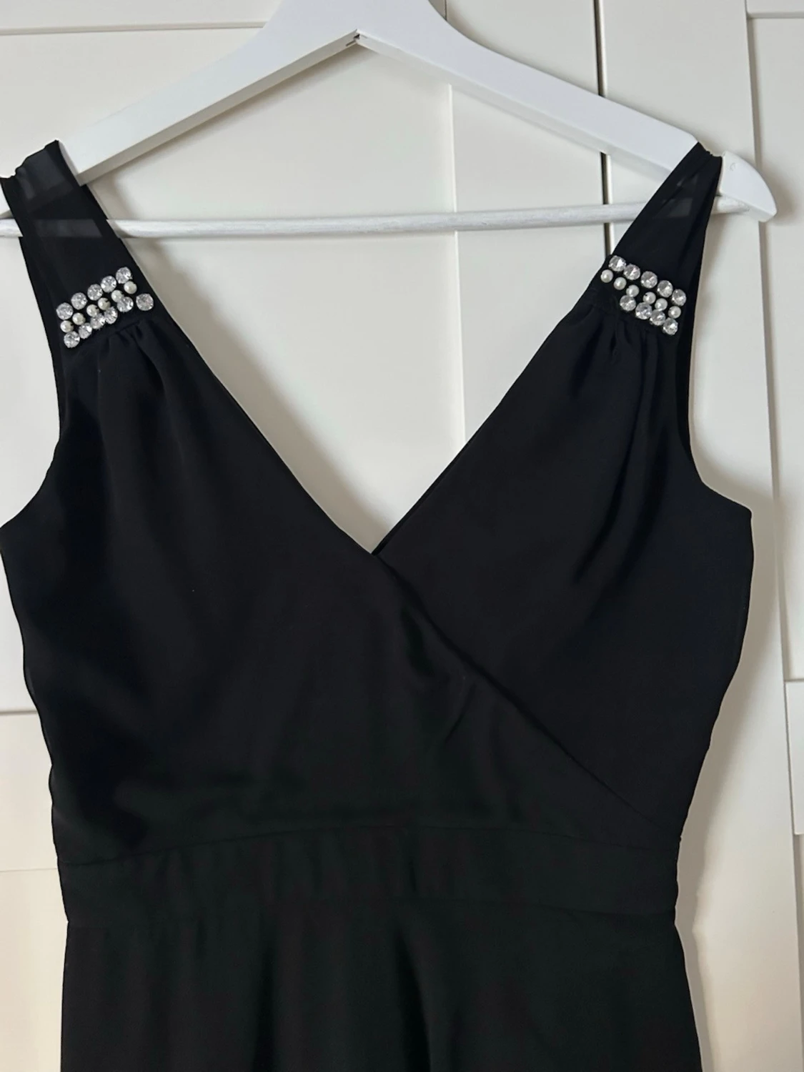 Svart långklänning med pärldetaljer - 3