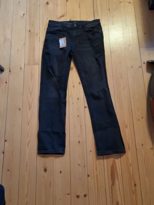 Svarta straight jeans  - Säljer detta jeans för att dom va för långa på mig. Storleken är 29/30 men passar även L31. Köpte dom för: 250kr säljer för 175kr…. pris går diskutera🤝🏼