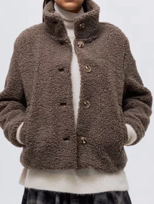 Brun teddyjacka med hög krage - Mysig brun teddyjacka med hög krage och knappar framtill. Storlek L, men den är mindre i storleken så den passar mig som är en S💕💕