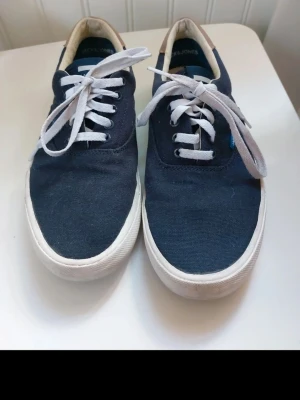 Skor stl. 40 från jack & jones  - Skor I storlek 40 från jack & jones  Sulan är ca. 25,3 cm Finns täcken på användning men ändå I bra skick  Djur finns I hemmet  Rökfritt 