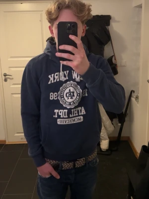 Archive hoodie - Sjukt fet blå hoodie med snygg design. Hoodien är väldigt skön🤙 | Storlek M men sitter som S | Fint skick | Kontakta vid frågor och pris går att diskutera✌️🙌