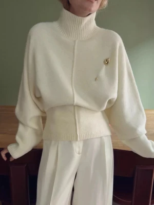 Stickad tröja zara - Helt ny, storlek S men liten i strl, tröjan kommer utan brosch