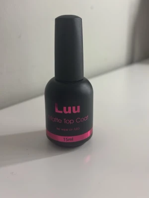 Luu nails Matt top coat  - Jag säljer denna produkt eftersom jag inte tyckte om resultatet. Jag trodde jag skulle gilla matta naglar men de gjorde jag ej därför säljer jag den. Använd en gång vilket är på dem naglar bild 3. 