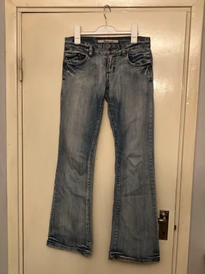 Jeans - Midjan är cirka 38 cm tvärs över! Säljer jeansen eftersom jag inte använder de längre. Finns några fläckar men de syns inte så tydligt. Tryck inte på köp nu, kontakta mig först!