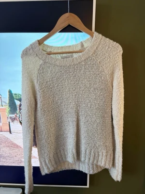 Vit stickad tröja från Abercrombie & Fitch - Mysig vit stickad tröja från Abercrombie & Fitch med glitter detaljer 