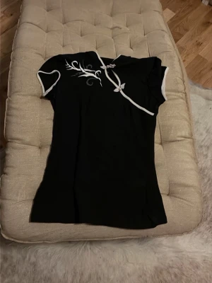 Y2k topp - Säljer denna Y2K tröjan, osäker vart den är ifrån.