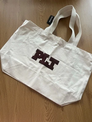 PLT Bag 💞 - Stor beige väska från PrettyLittleThing, ny med prislapp kvar 🤎