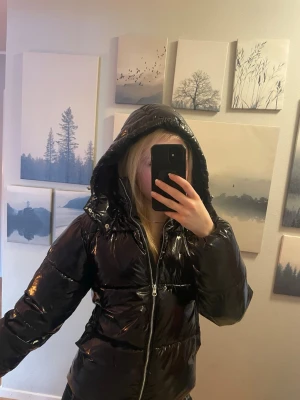 Nelly puffer jacka  - Säljer min svarta pufferjacka från Nelly med glansigt material eftersom att den aldrig kom till användning. Den är använd runt 2 gånger och därmed i väldigt bra skick. Den är varm och perfekt för kalla dagar 😊(Nypris: 800-900kr) pris går att diskutera!