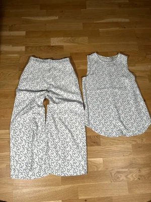 Gant 2 piece set  - Selling this two piece set from Gant. Size small. No flaws found. Perfect for work or a night out. 