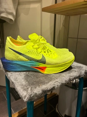 Nike Vaporfly 3 (25,5 cm) - Säljes endast så här billigt då jag vill ha in lite pengar för att prova ett par nya skor.    Nike Vaporfly 3 – snabbaste racingskon för 5 km–maraton 🏃‍♂️💨  En av dom bästa löparskorna jag testat! 👌 Vaporfly-serien är känd för sin låga vikt, explosiva energiåtergivning och extrema löpkänsla – perfekt för snabba lopp och tempo.  Kort om skon: 	•	ZoomX-skum för maximal studs och energieffektivitet 	•	Kolfiberplatta som ger tydlig framåtdrivande känsla 	•	Mycket lätt och responsiv – idealisk för 5 km,