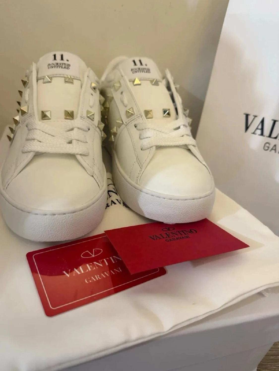Vita Valentino sneakers med nitar - 1
