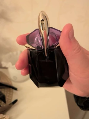 Alien Mugler - Tagit lite ur parfymen fast mycket kvar i. Doften håller hela dagen och den är kvinnlig o sensuell doft ,en riktig lyx parfym  