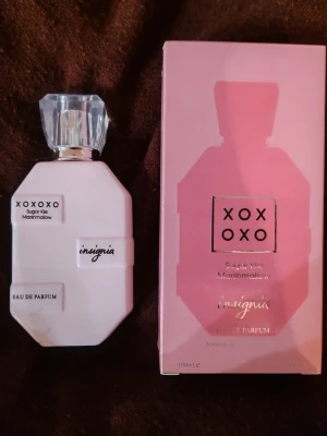 Parfym Insignia  Sugar Kiss Marshmallow EDP - Endast provad, den luktar väldigt gott, men tyvärr passar doften inte mig.                                         Toppnoter: Rosa marshmallow, Söt sockervadd, Krämig vispad vanilj  Hjärtnoter: Rosa blomblad, Vit jasmin, Fluffig sockergrädde  Basnoter: Vaniljmusk, Tonkaböna, Varmt amber-trä  Inspirerad av doften Kayala Yum Boujee Marshmallow