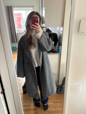 Grå kappa - Jättefin grå kappa med knyte i midjan samt dubbelknäppta knappar, så den går att ha på flera sätt. Köpt här på Vinted och aldrig använd då den inte kommer till användning. Är som ny, skriv om du har frågor. Passar en S-M🥰 