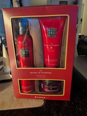 Rituals present sett  - Rituals säljes  en 200ml foaming shower gel , 100ml bodycream , 125mg scrub ny i förpackning 