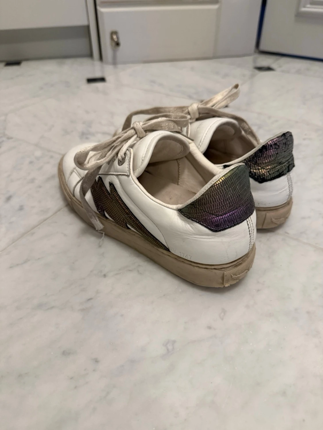 Vita sneakers med metallicdetaljer - 1