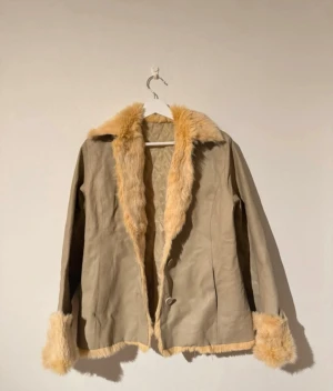 Pälsjacka biker jacka - Grey-toned jacket with faux fur detailing on the collar and cuffs. Y2K-inspired style with a fitted silhouette and statement trim. Easy to style for a 2000s look. Used condition. Thrifted in Japan. No size , ish a XS/S  