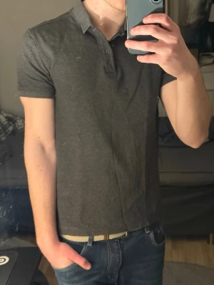 J Lindeberg pike  - Säljer en mörkgrå J Lindeberg piké i storlek storlek M✅Skick 9,6/10