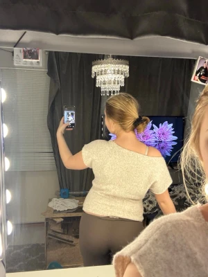 Beige stickad tröja från Nelly - Mysig beige stickad tröja från Nelly med korta ärmar och avslappnad passform. Tröjan har en mjuk, fluffig struktur och en enkel design som passar perfekt till jeans eller leggings. Perfekt för dig som gillar en chill och stilren look.