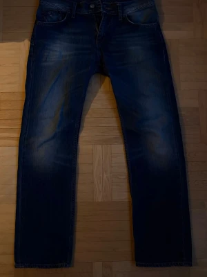 Straight jeans - Säljer de här jeansen från Tommy hilfiger i straight passform. Snygg wash. Storlek 31/30. Innerbenslängd: 76cm, midja 43cm, benöppning 19cm😁