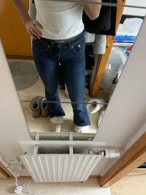 Mörkblå low bootcut jeans - Säljer ett par mörkblå bootcut jeans ifrån Lager 157, Full length. Säljer pga lite för korta för min smak är 174🫶🏼 