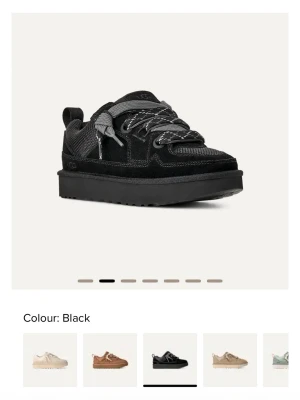 Svarta UGG sneakers lowmel  - Säljer ett par svarta UGG sneakers med chunky sula, detaljer i mesh och mocka samt breda, mönstrade skosnören.  Använd en gång 