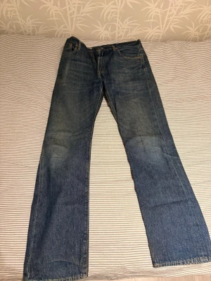 Blåa 551z Levis  - Snygga Levis jeans 551z. Storlek 32/34. Bra skick. Rensar garderoben så kolla mina andra plagg. 