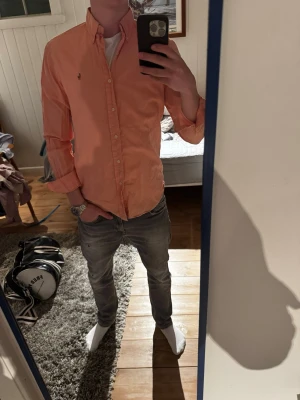 Ralph Lauren Skjorta - Snygg corall färgad Ralph Lauren skjorta | Kanon skick | Modellen på bilden är 182 och väger 70 kg | P041